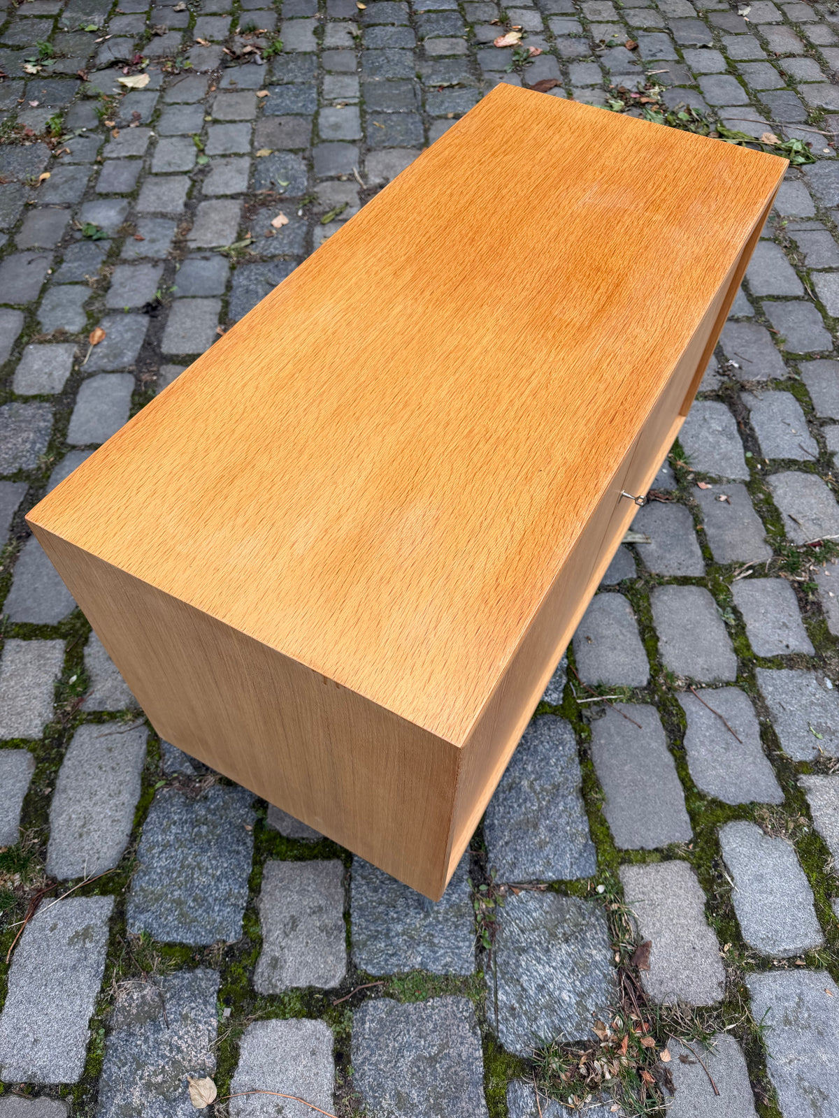 Schrank Eiche mit neuen Chromfüßen von WK Möbel