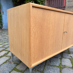 Schrank Eiche mit neuen Chromfüßen von WK Möbel