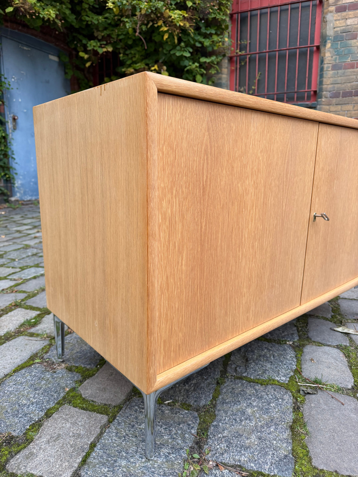 Schrank Eiche mit neuen Chromfüßen von WK Möbel