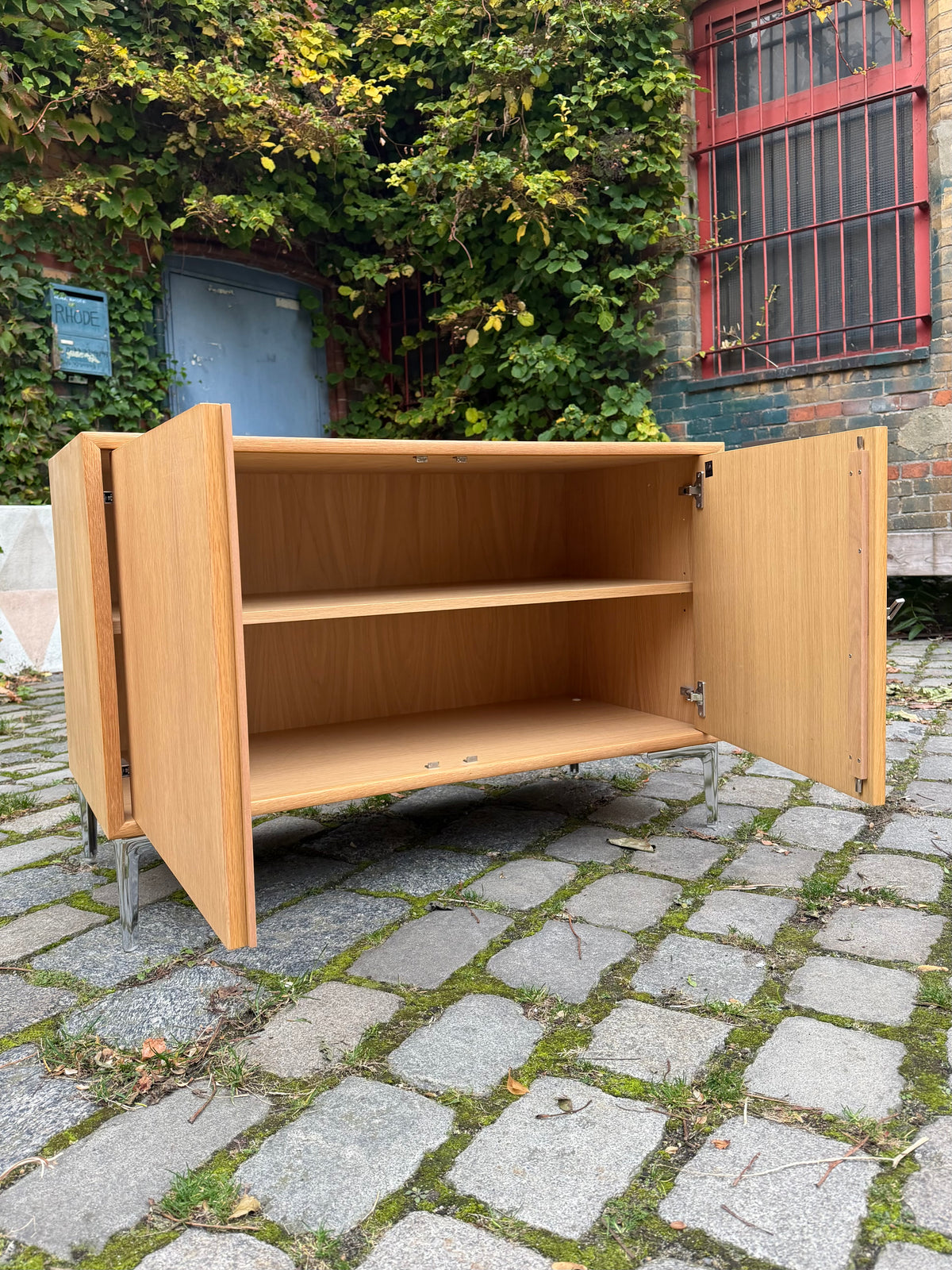 Schrank Eiche mit neuen Chromfüßen von WK Möbel