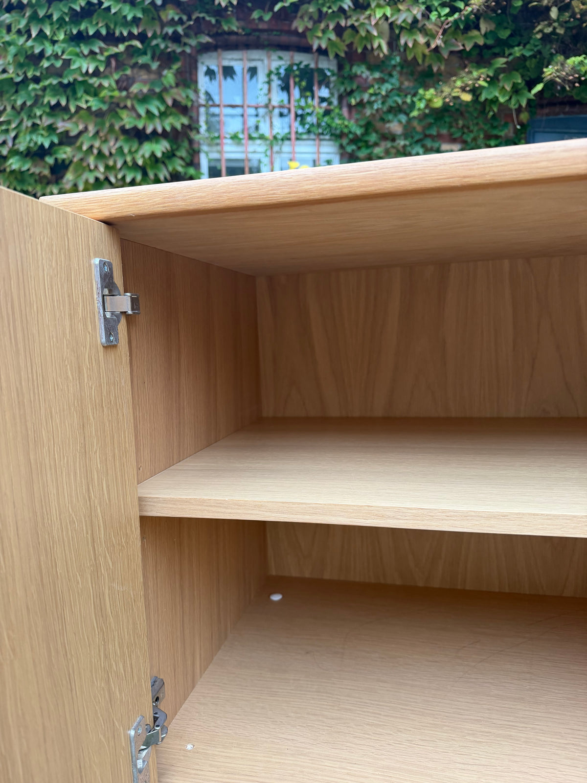 Schrank Eiche mit neuen Chromfüßen von WK Möbel