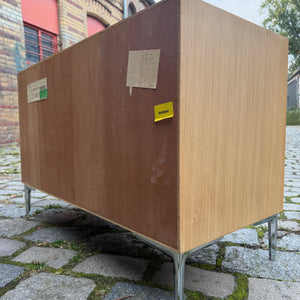 Schrank Eiche mit neuen Chromfüßen von WK Möbel