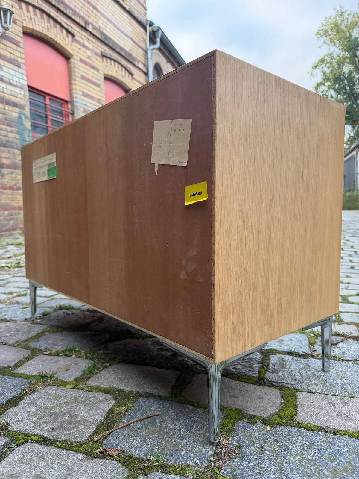 Schrank Eiche mit neuen Chromfüßen von WK Möbel