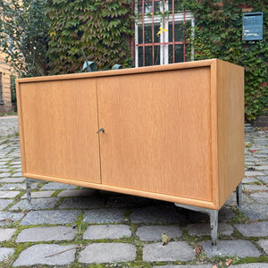 Schrank Eiche mit neuen Chromfüßen von WK Möbel