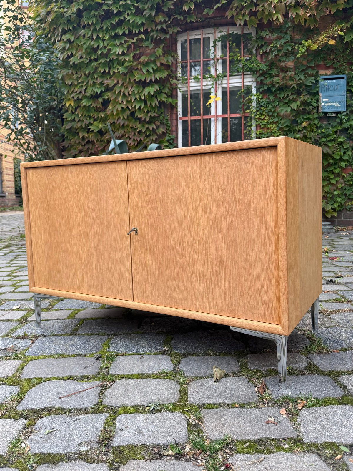 Schrank Eiche mit neuen Chromfüßen von WK Möbel