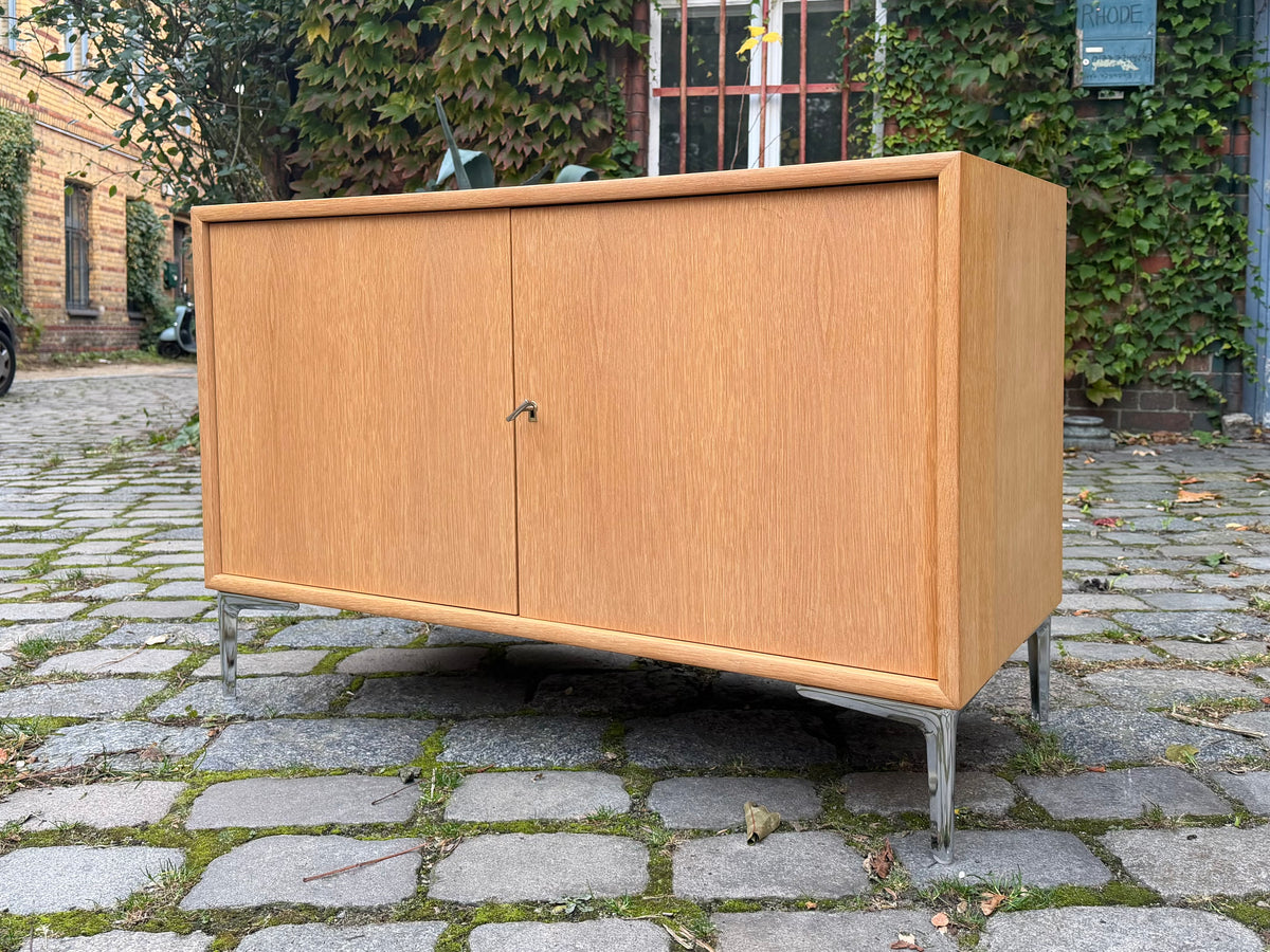 Schrank Eiche mit neuen Chromfüßen von WK Möbel