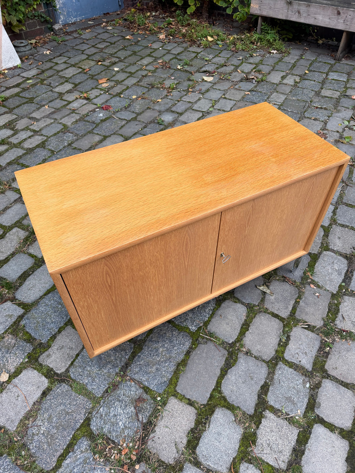 Schrank Eiche mit neuen Chromfüßen von WK Möbel