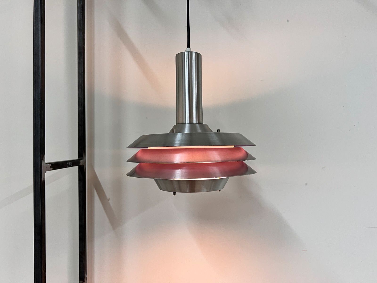 Lamellenlampe lila silber Aluminium von Carl Thore