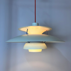 Lamellenlampe PH5 weiß blau mit rotem Kabel von Poul Henningsen für Louis Poulsen