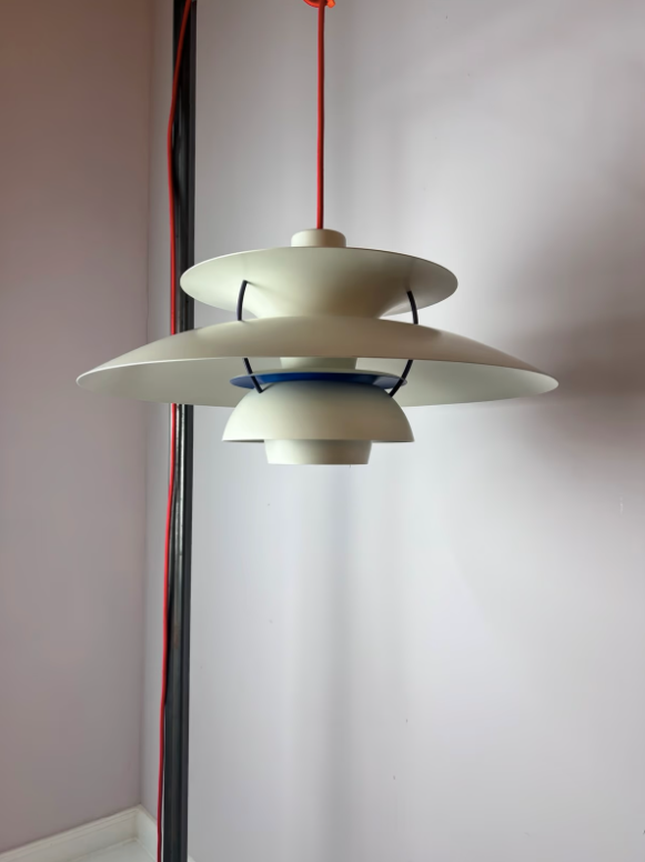 Lamellenlampe PH5 weiß blau mit rotem Kabel von Poul Henningsen für Louis Poulsen