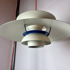 Lamellenlampe PH5 weiß blau mit rotem Kabel von Poul Henningsen für Louis Poulsen