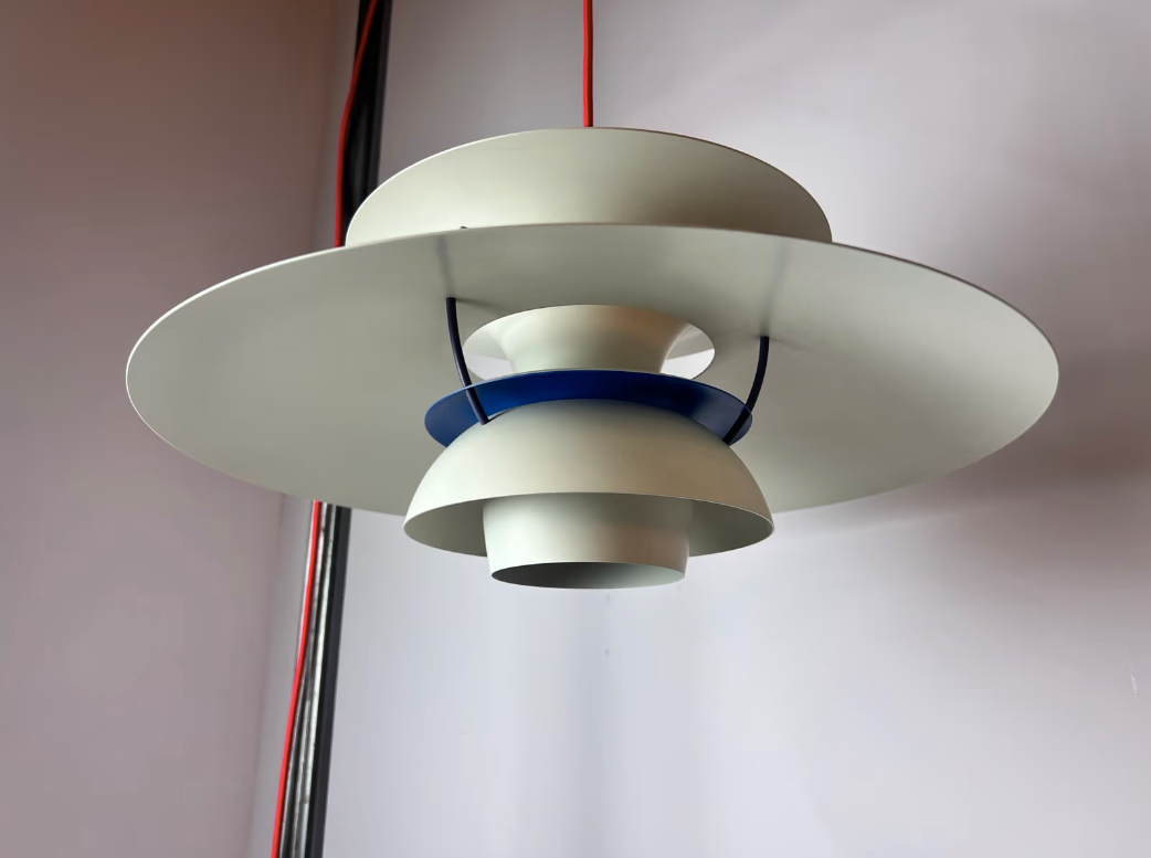 Lamellenlampe PH5 weiß blau mit rotem Kabel von Poul Henningsen für Louis Poulsen
