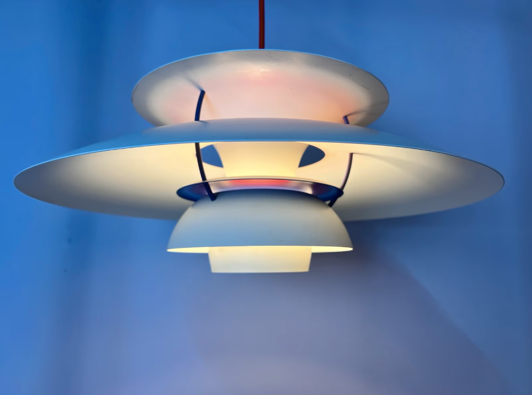 Lamellenlampe PH5 weiß blau mit rotem Kabel von Poul Henningsen für Louis Poulsen