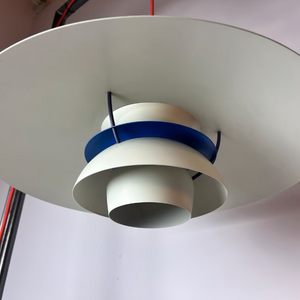 Lamellenlampe PH5 weiß blau mit rotem Kabel von Poul Henningsen für Louis Poulsen