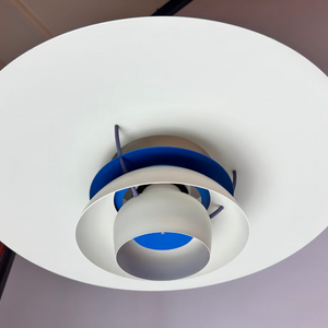 Lamellenlampe PH5 weiß blau mit rotem Kabel von Poul Henningsen für Louis Poulsen