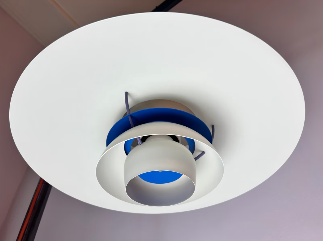 Lamellenlampe PH5 weiß blau mit rotem Kabel von Poul Henningsen für Louis Poulsen