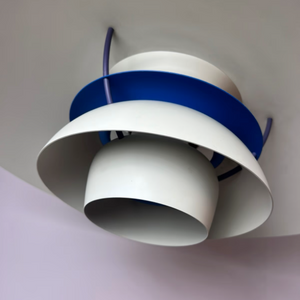 Lamellenlampe PH5 weiß blau mit rotem Kabel von Poul Henningsen für Louis Poulsen