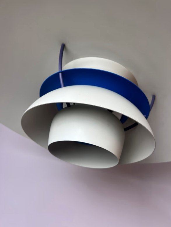Lamellenlampe PH5 weiß blau mit rotem Kabel von Poul Henningsen für Louis Poulsen