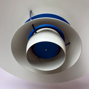 Lamellenlampe PH5 weiß blau mit rotem Kabel von Poul Henningsen für Louis Poulsen