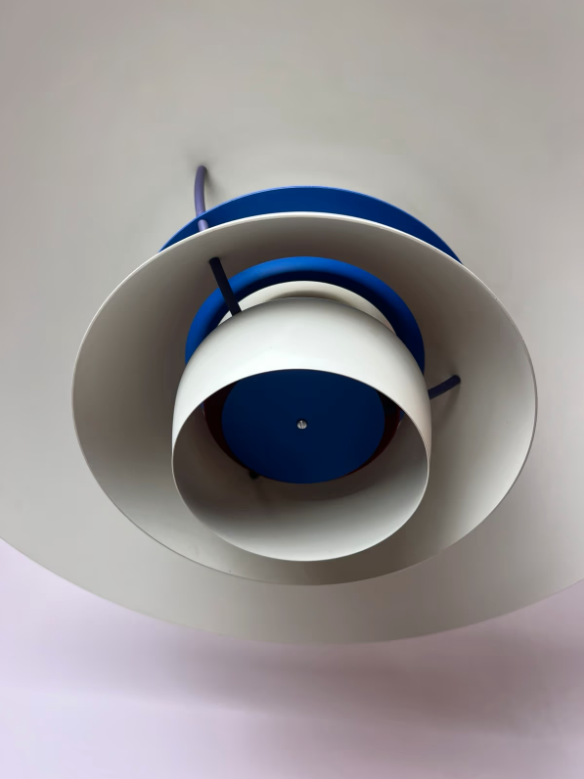 Lamellenlampe PH5 weiß blau mit rotem Kabel von Poul Henningsen für Louis Poulsen