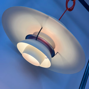 Lamellenlampe PH5 weiß blau mit rotem Kabel von Poul Henningsen für Louis Poulsen
