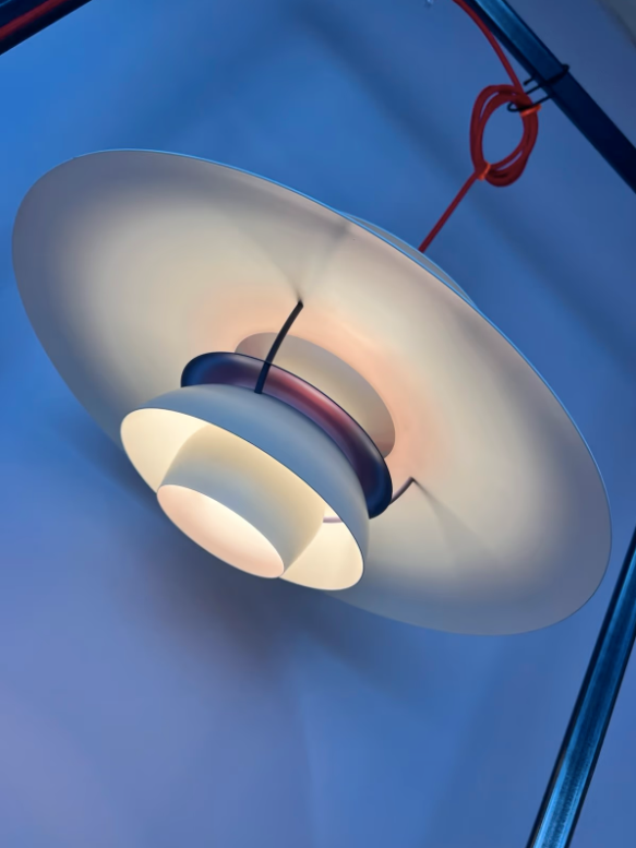 Lamellenlampe PH5 weiß blau mit rotem Kabel von Poul Henningsen für Louis Poulsen