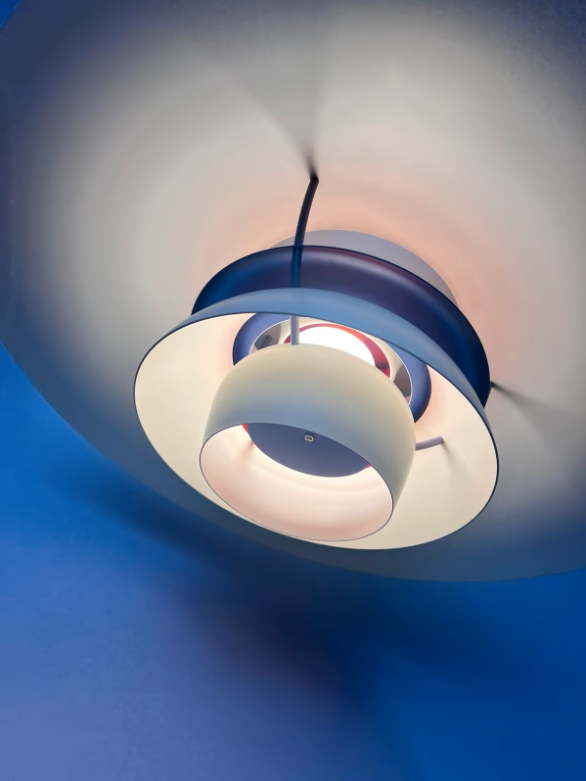 Lamellenlampe PH5 weiß blau mit rotem Kabel von Poul Henningsen für Louis Poulsen
