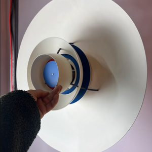 Lamellenlampe PH5 weiß blau mit rotem Kabel von Poul Henningsen für Louis Poulsen