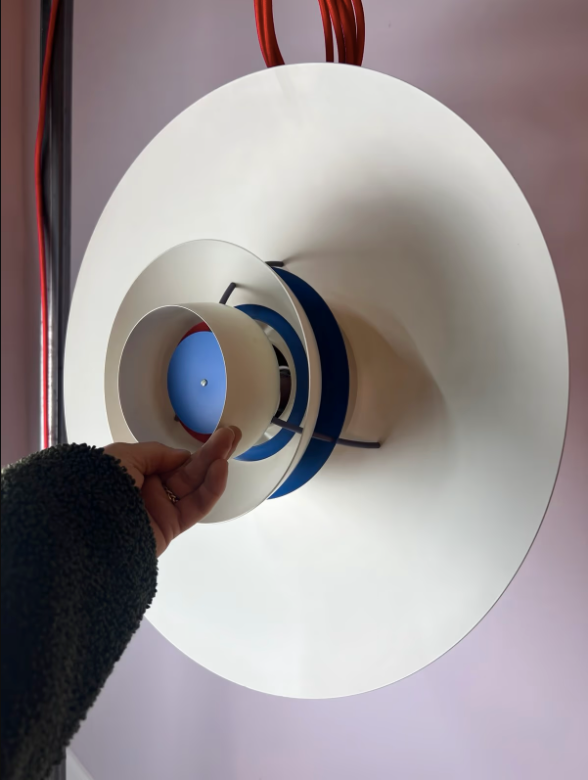 Lamellenlampe PH5 weiß blau mit rotem Kabel von Poul Henningsen für Louis Poulsen